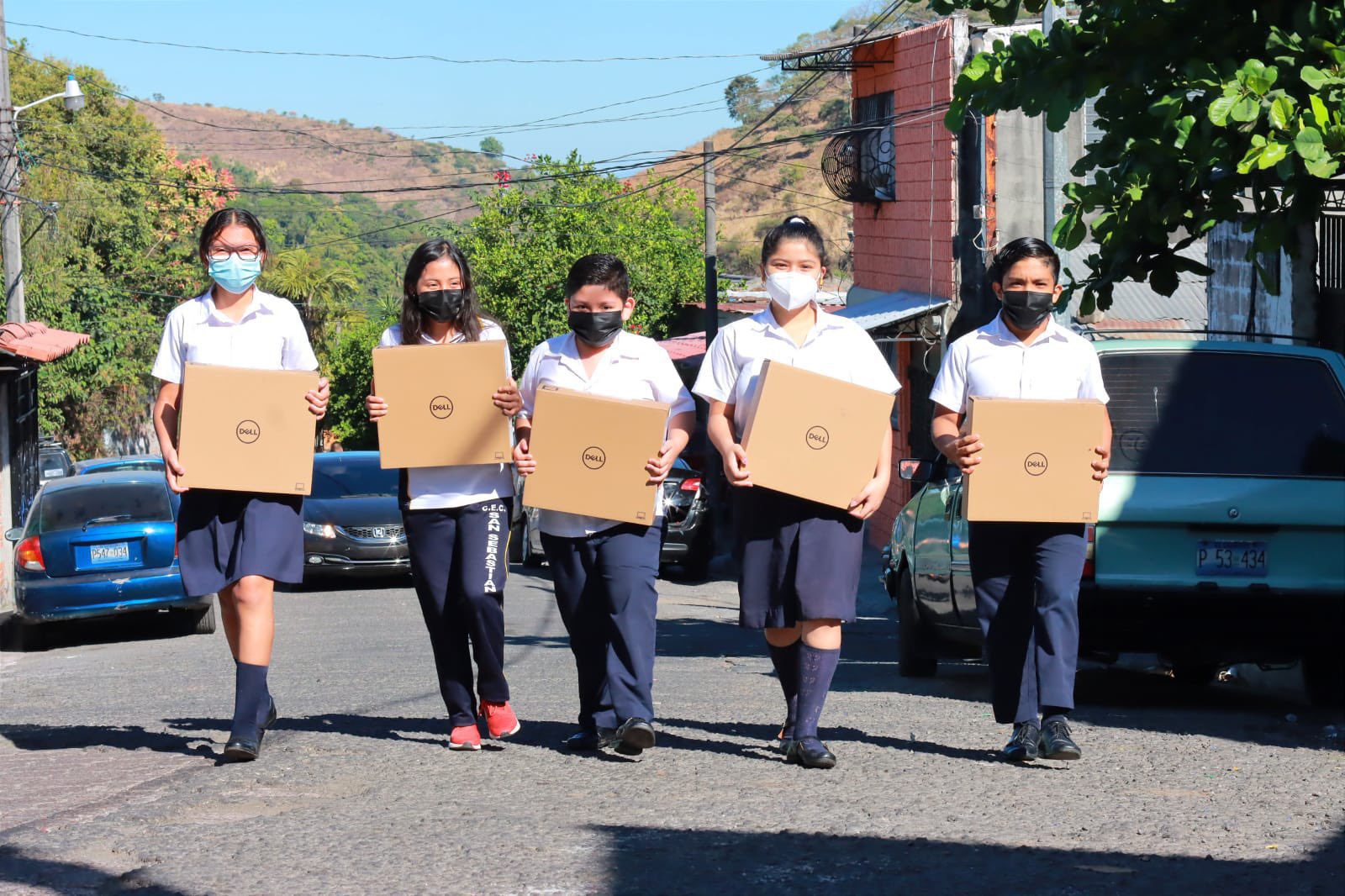 Salvadoran Government Gives Computers