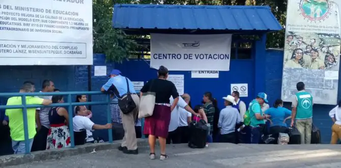 How can Salvadorans vote in elections